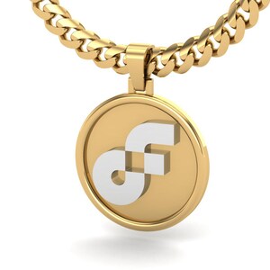 Puede incluir: Un collar de cadena de oro con un colgante redondo que presenta un diseño de letra "F" estilizada en blanco.
