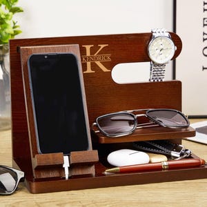 Estación de acoplamiento de madera personalizada, regalo de Navidad para hombres, organizador de escritorio grabado para hombres, organizador de mesa de madera, regalo para esposo, idea de regalo para papá