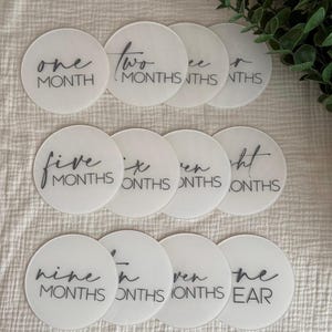 Hitos del bebé en acrílico / Hitos mensuales del bebé / Anuncio del set de 12 meses / Accesorio fotográfico para recién nacidos