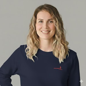 Puede incluir: Una camiseta de manga larga azul marino con un pequeño gráfico rojo de una persona en una tabla de surf y el texto "ESTABLISHED". La camiseta está hecha de un material suave.