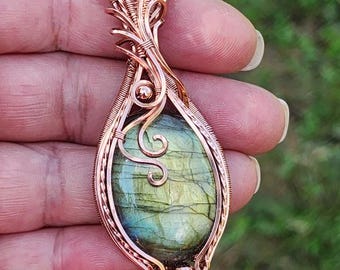 Labradorite Pendant in Hand-Woven Copper – Finished Back Design
