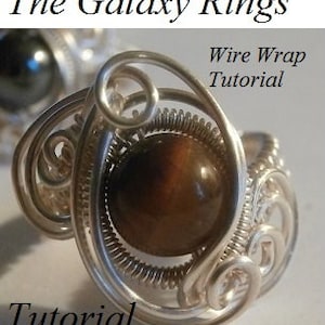 Könnte beinhalten: Ein silberner, drahtgewickelter Ring mit einem braunen Edelstein. Der Ring ist mit einer Drahtwickeltechnik gefertigt, die ein galaktisches Design erzeugt. Das Tutorial stammt von Perfectly Twisted Jewelry.