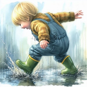 Könnte beinhalten: Ein kleines Kind in einem gelben und braunen karierten Hemd und einer blauen Latzhose springt in eine Pfütze. Das Kind trägt grüne Gummistiefel mit gelbem Besatz.