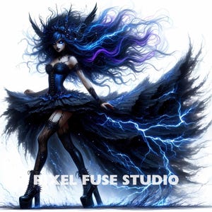 Pode incluir: Uma mulher com cabelo comprido preto e mechas azuis, vestindo um vestido preto com um corpete e botas pretas, est&aacute; em p&eacute; sobre um fundo branco com raios azuis ao seu redor.