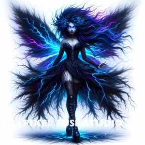 Pode incluir: Uma fada de cabelo escuro com olhos azuis e asas pretas. As asas s&atilde;o feitas de penas e t&ecirc;m um design de raio. A fada est&aacute; usando um vestido preto e botas pretas.