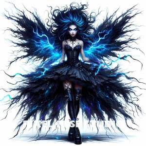 Pode incluir: Uma mulher de cabelo escuro com olhos azuis e asas pretas feitas de raios. Ela est&aacute; vestindo um vestido preto e botas pretas. O fundo &eacute; branco.