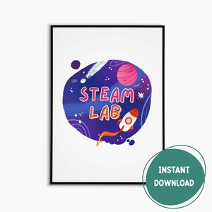 Peut inclure: Un téléchargement numérique imprimable d'une illustration sur le thème de l'espace avec une fusée, des planètes et des étoiles. Le texte "STEAM LAB" est écrit dans une police colorée.