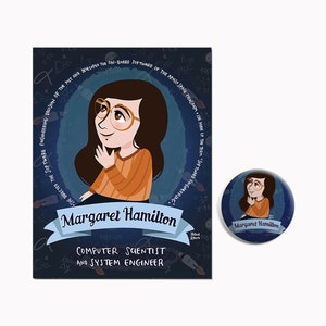 Puede incluir: Un póster ilustrado azul y blanco con un retrato de dibujos animados de Margaret Hamilton, científica informática e ingeniera de sistemas. El póster presenta el texto "Margaret Hamilton" y "Científica informática e ingeniera de sistemas". También se muestra un botón más pequeño azul y blanco con una ilustración similar de Margaret Hamilton.
