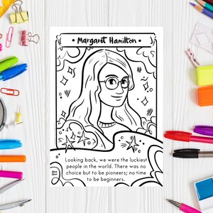 Könnte beinhalten: Schwarz-Weiß-Illustration von Margaret Hamilton mit Brille. Das Bild enthält den Text "Margaret Hamilton" oben und ein Zitat unten: "Looking back, we were the luckiest people in the world..."