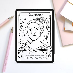 Può includere: Illustrazione in bianco e nero a linea di Simone Biles, una ginnasta, con un design a stelle e luna. Il testo "Sono la prima Simone Biles." è sotto l'illustrazione.