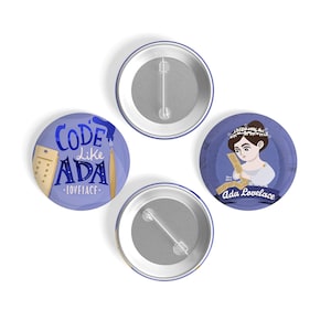 Può includere: Tre bottoni rotondi con sfondo blu. Un bottone presenta un ritratto di Ada Lovelace con il testo "Ada Lovelace". Un altro bottone presenta il testo "CODE like ADA - LOVELACE -" con un disegno di una scheda perforata e uno stilo. Il terzo bottone è un bottone argentato vuoto.
