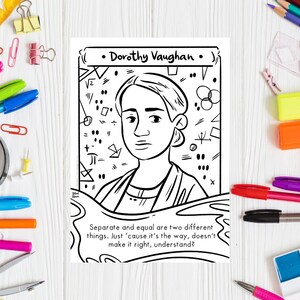 Può includere: Illustrazione in bianco e nero a linea di Dorothy Vaughan, una matematica afroamericana che ha lavorato per la NASA. L'illustrazione è circondata da simboli matematici e dalla citazione "Separati e uguali sono due cose diverse. Solo perché è così, non significa che sia giusto, capisci?"