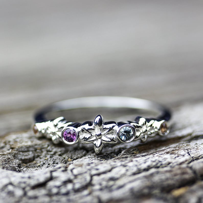 Boho Blume Saphir-Ring, Stapelring, Bohochic Schmuck, September Birthstone Sterling Ring, Ehering, Floral Ring, böhmische Ring Bild 1