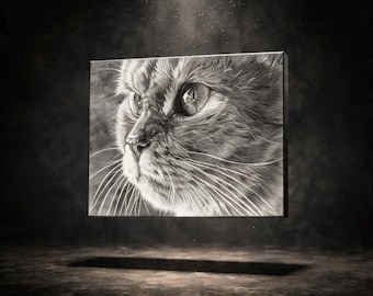 Puede incluir: Impresión en lienzo cuadrada que presenta un dibujo a lápiz detallado de la cara de un gato de perfil. La obra de arte está en escala de grises, mostrando el pelaje, los bigotes y los ojos expresivos del gato. La impresión se muestra sobre un fondo oscuro y texturizado.