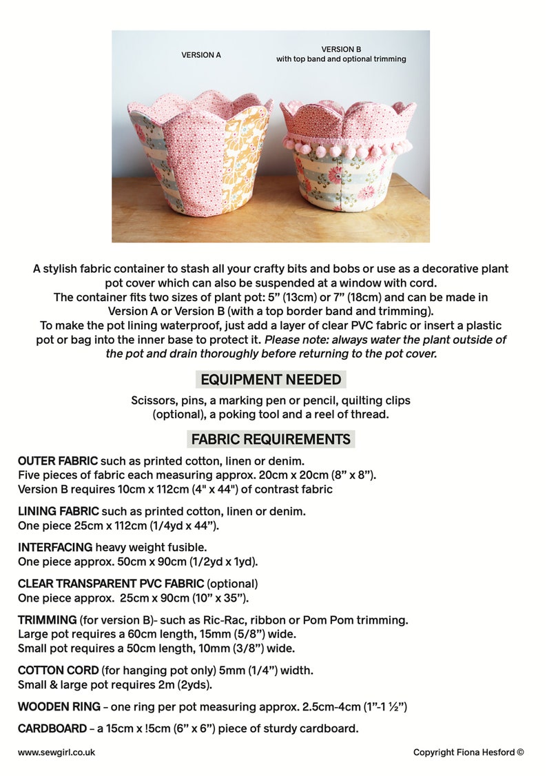 Peut inclure: Instructions pour r&eacute;aliser une housse de pot de plante en tissu en deux tailles, 13 cm ou 18 cm de diam&egrave;tre. Les instructions comprennent une liste des mat&eacute;riaux et du mat&eacute;riel n&eacute;cessaires, tels que le tissu, l'entoilage, le tissu PVC transparent et les garnitures.