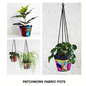 Peut inclure: Un patron de couture pour des pots en tissu patchwork, avec un design color&eacute; aux formes g&eacute;om&eacute;triques. Le patron est destin&eacute; aux d&eacute;butants et comprend des instructions pour la r&eacute;alisation de pots suspendus et sur pied.