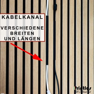 Könnte beinhalten: Ein weißes und ein schwarzes Kabel mit jeweils einer schwarzen Kabelhülle, vertikal vor einer hellen Holzlamellenwand angebracht. Ein roter Pfeil zeigt auf das weiße Kabel, und ein Textfeld enthält KABELKANAL VERSCHIEDENE BREITEN UND LÄNGEN.