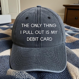 L'unica cosa che tiro fuori è il mio cappello con la carta di debito - Mariti e moglie divertenti