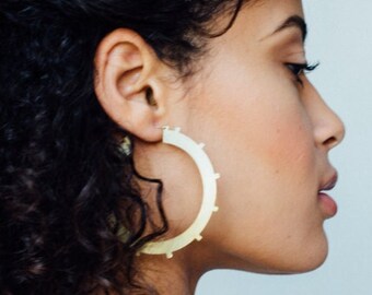 Grote gouden hoepels, gouden statement hoepels, grote hoepel oorbellen, geometrische cirkel hoepels, minimale hoepel oorbellen | Azur Hoepels