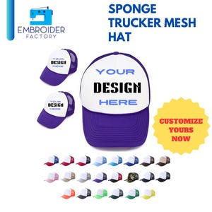 Puede incluir: Un gorro de camionero de malla morado con un panel frontal blanco. El panel frontal tiene el texto "YOUR DESIGN HERE" en negro y azul. El gorro se muestra con una variedad de opciones de color.