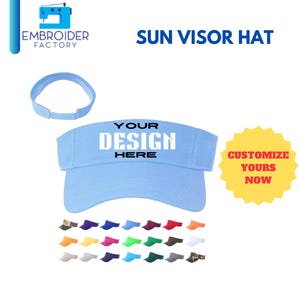 Op de afbeelding: Een lichtblauwe zonneklep met de tekst "YOUR DESIGN HERE" gedrukt op de voorkant. De hoed wordt getoond in verschillende kleuren.