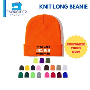 Peut inclure: Un bonnet long en tricot orange avec le texte "YOUR DESIGN HERE" en noir.  Une variété de couleurs sont disponibles pour le bonnet.