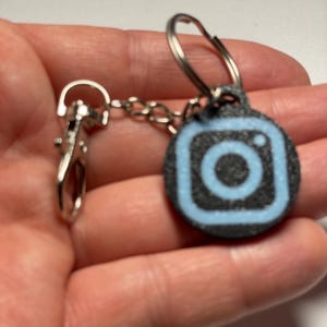 Chaveiro NFC personalizado para mídias sociais | Link direto para seu canal do Instagram | Feito à mão na Alemanha! | efeito de iluminação do logotipo