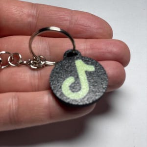 Chaveiro NFC personalizável para redes sociais | Link direto para seu canal TikTok | Feito à mão na Alemanha | efeito de iluminação do logotipo