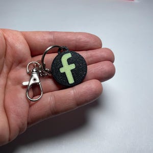 Chaveiro NFC personalizado para mídias sociais | Link direto para seu canal do Facebook | Feito à mão na Alemanha! | efeito de iluminação do logotipo