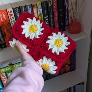 Crochet Daisy Book Sleeve | Floral Book Cover | Book Lover Gift | Handmade Book Pouch | Cottagecore Aesthetic Red