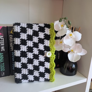 Spöklikt bokomslag | Beetlejuice-inspirerad svartvit schackrutig skräckgåva för läsare