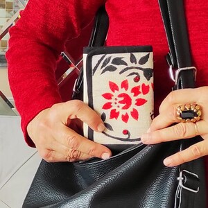 Carteira fina, étnica, feita à mão, com design exclusivo, trifold, pintada à mão e reciclada. É uma carteira única.