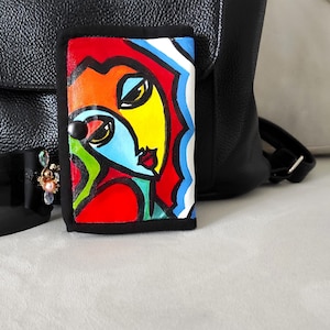 Monedero de piel sintética reciclado, pintado a mano, de tres pliegues y colorido. Para tus monedas y tarjetas. Minicartera de diseño para mujer, hecha a mano.