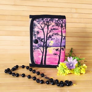 Tarjetero colorido, pintado a mano, de tres pliegues, de tela, de diseñador. Bolso artesanal único.