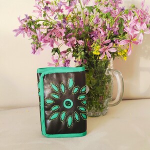 Carteira fina reciclada – couro sintético, detalhes verdes, ecológica, presente artesanal para mulheres, carteira tripla de designer