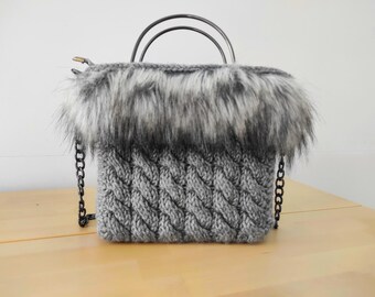 Ręcznie robiona szara dzianinowa torba ze sztucznym futerkiem, mała torebka typu crossbody.