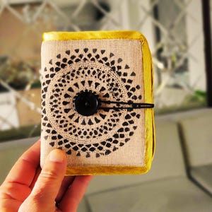 Billetera mini para mujer, de tela, pintada a mano; es una obra liviana, elegante y reciclada diseñada para tus monedas, billetes y tarjetas.