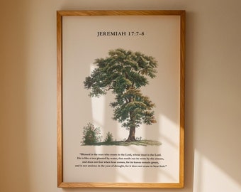 Puede incluir: Una impresión enmarcada de un árbol con el texto "Jeremías 17:7-8" y una cita sobre el corazón. La impresión está colgada en una pared beige sobre una mesa de madera con dos cuencos de fruta.