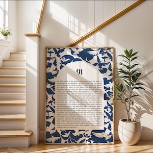 Puede incluir: Un estampado enmarcado con un diseño de palomas azul marino y blanco, con el número "91" en la esquina superior izquierda. El estampado se exhibe en un pasillo luminoso con una escalera y una planta en maceta.