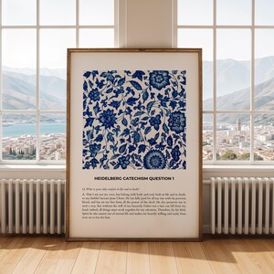 Könnte beinhalten: Ein druckbarer Poster mit einem blauen und weißen Blumenmuster. Das Poster hat den Text "Heidelberg Katechismus Frage 1" unten.