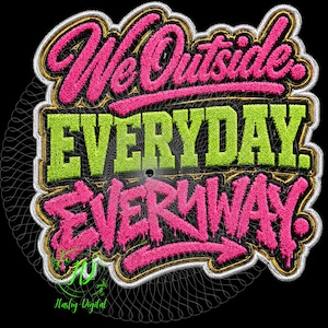 Puede incluir: Un parche bordado con el texto We Outside en cursiva rosa, EVERYDAY en letras de bloque verde lima y EVERYWAY en fuente de estilo grafiti rosa con efecto de goteo, todo delineado con hilo dorado y plateado sobre un fondo negro.