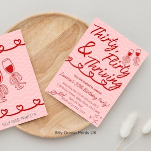 Plantilla de invitación personalizada para celebrar el 30.° cumpleaños. Invitación linda para fiesta en rojo y rosa, coqueta y próspera.