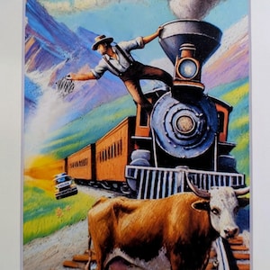 Puede incluir: Obra de arte colorida que representa a un hombre en un tren de vapor, con una vaca en las vías y un coche de policía persiguiéndolo. La imagen se titula "Casey Jones" y presenta un fondo montañoso.