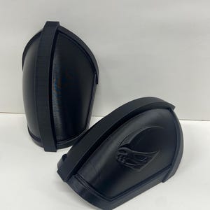 The Mandalorian Pauldron Set w/ Mudhorn Signet