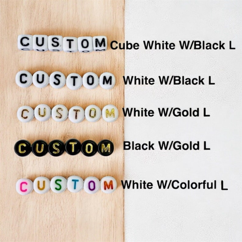 Pode incluir: Uma variedade de contas personalizadas que soletram "CUSTOM" em v&aacute;rias cores. As contas s&atilde;o brancas com letras pretas, brancas com letras douradas, pretas com letras douradas e brancas com letras coloridas. O texto "Cube White W/Black L", "White W/Black L", "White W/Gold L", "Black W/Gold L" e "White W/Colorful L" tamb&eacute;m &eacute; vis&iacute;vel.