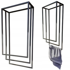 Pode incluir: Um suporte de toalha de metal preto com três níveis. O suporte está vazio do lado esquerdo e tem uma toalha cinza pendurada no nível inferior do lado direito.