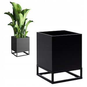 Può includere: Vaso quadrato nero con un supporto in metallo. Il vaso è vuoto e il supporto ha un design semplice.
