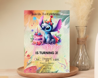 Op de afbeelding: Een kleurrijke verjaardagsuitnodiging met een cartoon Stitch-personage dat een feestmuts draagt en een verjaardagstaart vasthoudt. De uitnodiging zegt "Join Us To Celebrate Poppy Is Turning 3!" met details voor het feest, inclusief de datum, tijd, locatie en RSVP-informatie.