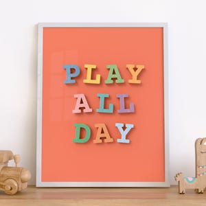 Play All Day, Holzbuchstabe, Inspirierender Spruch, Kinderzimmer Dekor, Kinderzimmer Poster, Spielzimmer Poster, druckbare Wandkunst, digitaler Download