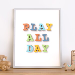 Play All Day, Holzbuchstabe, Inspirierender Spruch, Kinderzimmer Dekor, Kinderzimmer Poster, Spielzimmer Poster, druckbare Wandkunst, digitaler Download